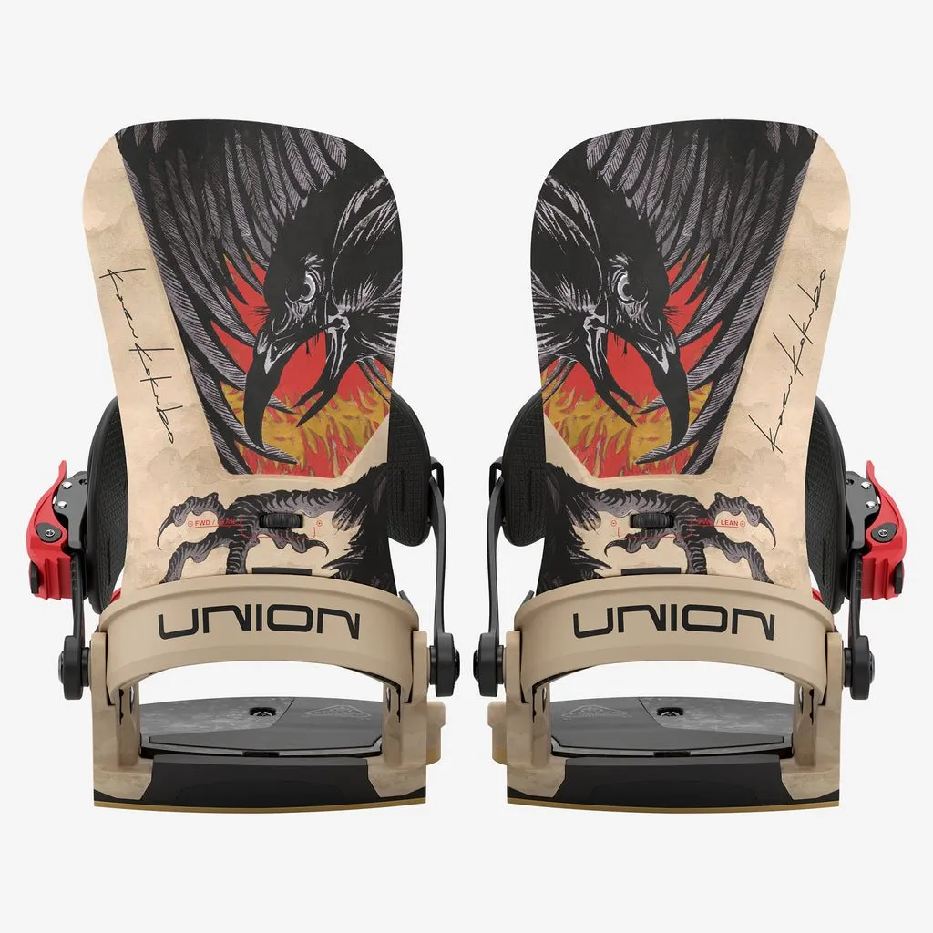 Zwei Union Atlas Pro Kazu Kokubo Snowboard Bindungen mit Raben-Motiv, frontal aufgenommen.