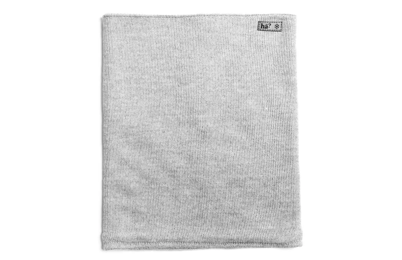 Grauer Drifter Merino Neckwarmer aus Strick mit Label oben rechts.