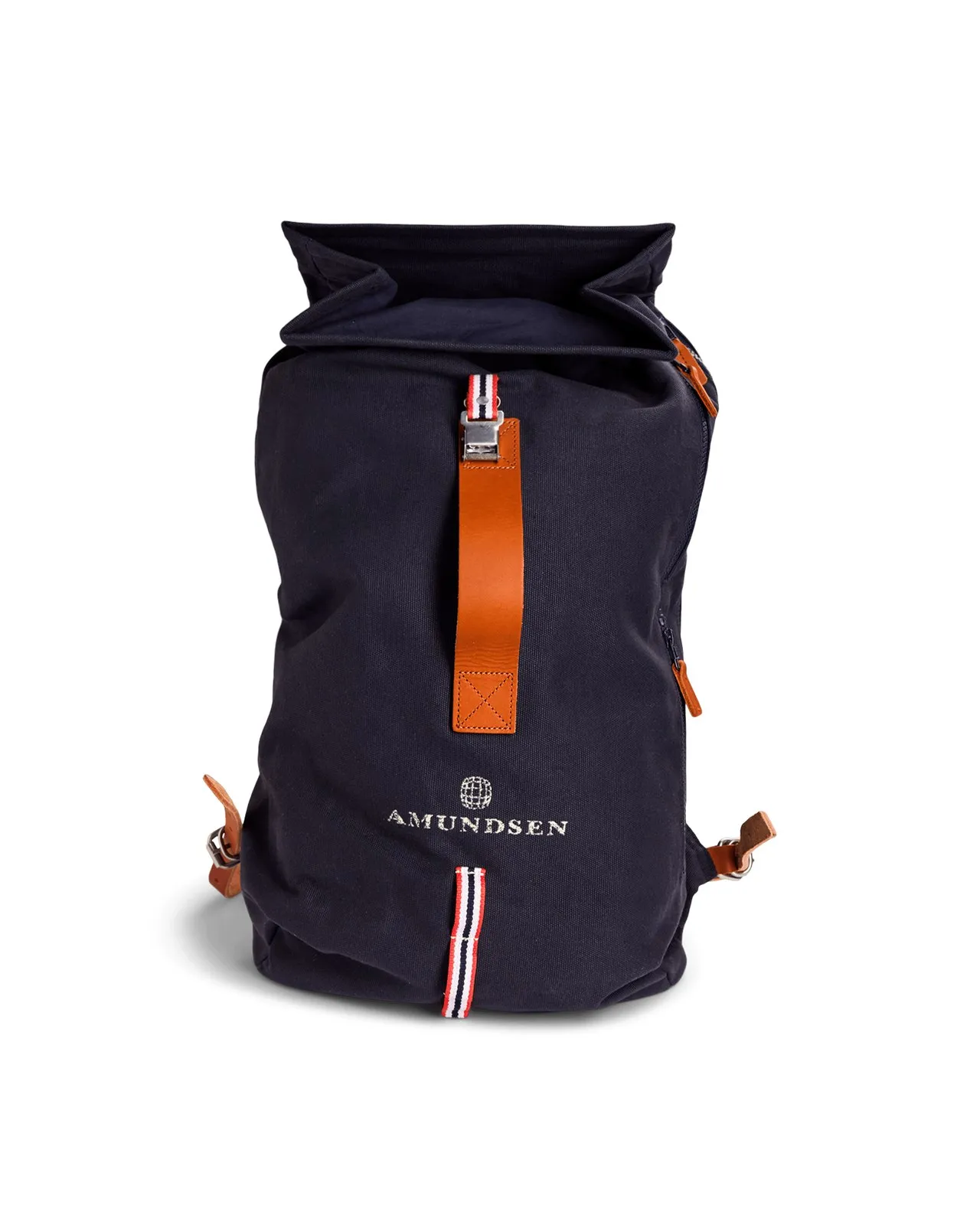 Zaino blu navy con dettagli in pelle marrone, scritta "Amundsen" e accenti a righe bianche e rosse.