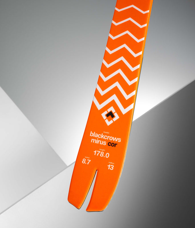 Ski orange avec motif blanc en zigzag, désignation du modèle "blackcrows mirus cor", longueur 178.0, taille 8.7 et rayon 13.