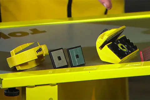Toko Ergo Race Kit : Affûteur de carres jaune et limes pour la préparation des carres de ski/snowboard.