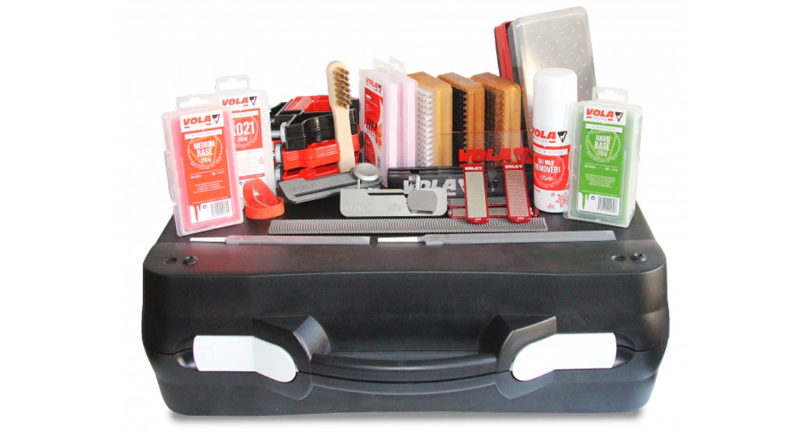 Schwarze Werkzeugkiste für Ski Eine schwarze Werkzeugkiste, gefüllt mit Ski-Wachs und Werkzeugen wie Bürsten, Feilen und Schaber.