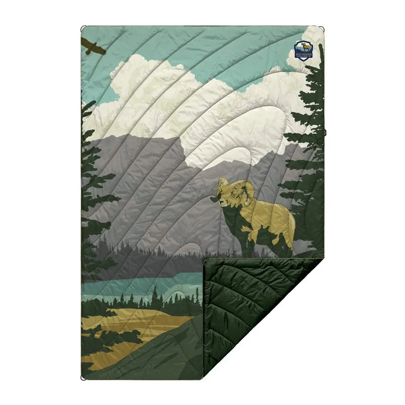 Gesteppte Rumpl Puffy Blanket mit Rocky Mountain Motiv, zeigt Berglandschaft, Widder, Baum und Vogel.