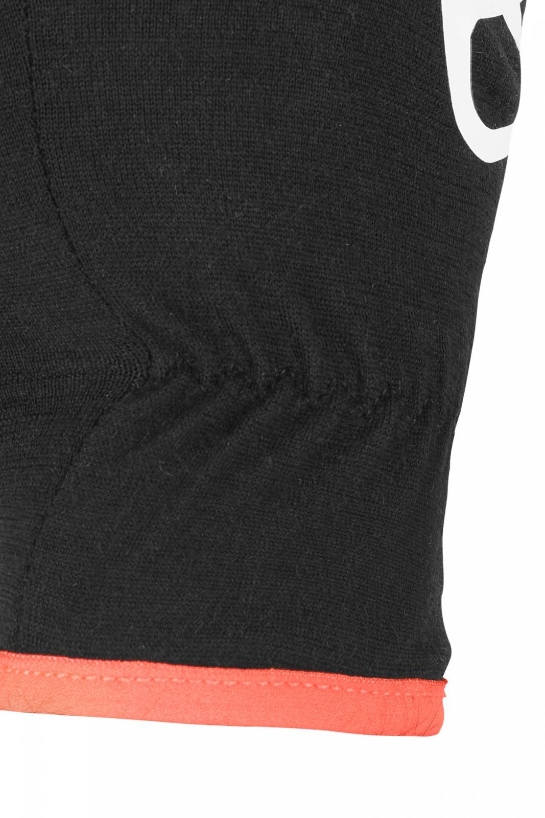 Detailaufnahme vom Handgelenk eines schwarzen Ortovox Merino Handschuhs. Unten ist ein oranger Saum zu sehen.