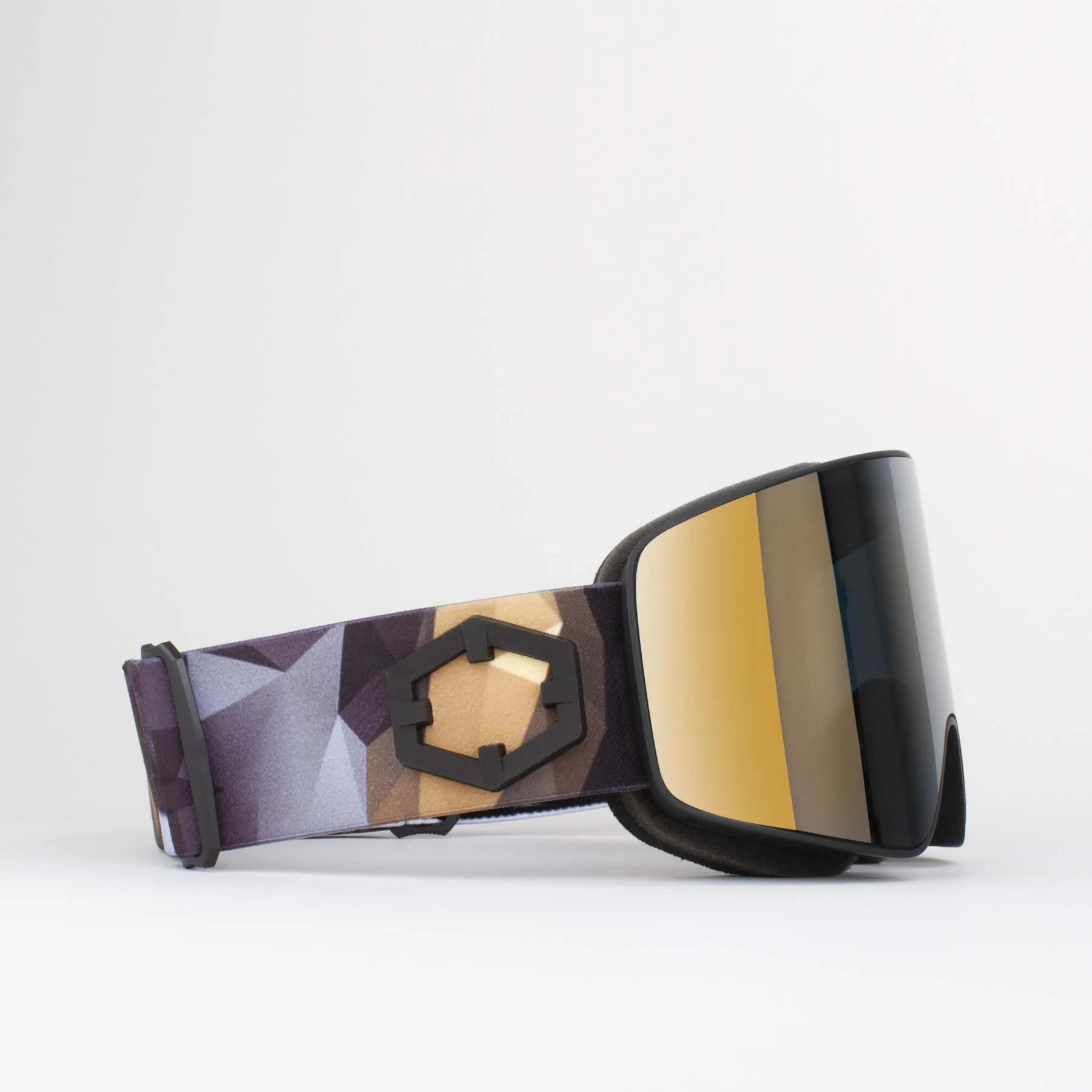 Skibrille Out Of Void Origami Gold24 mit Musterband und goldener zylindrischer Linse, seitliche Ansicht.