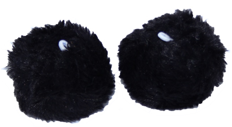 Deux pompons noirs duveteux sur fond blanc. Chacun est muni d'une petite boucle de fixation blanche. Accessoires d'hiver décoratifs pour enfants, parfaits pour rehausser les bonnets, les cagoules, etc., et créer un look ludique Look.