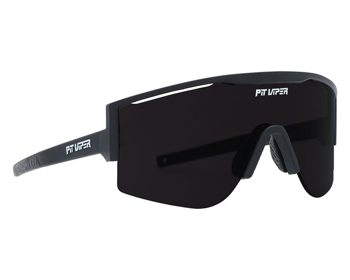 Lunettes de soleil noires Pit Viper avec impression du nom de la marque sur la monture et les branches. Vue de côté de ces lunettes sportives.
