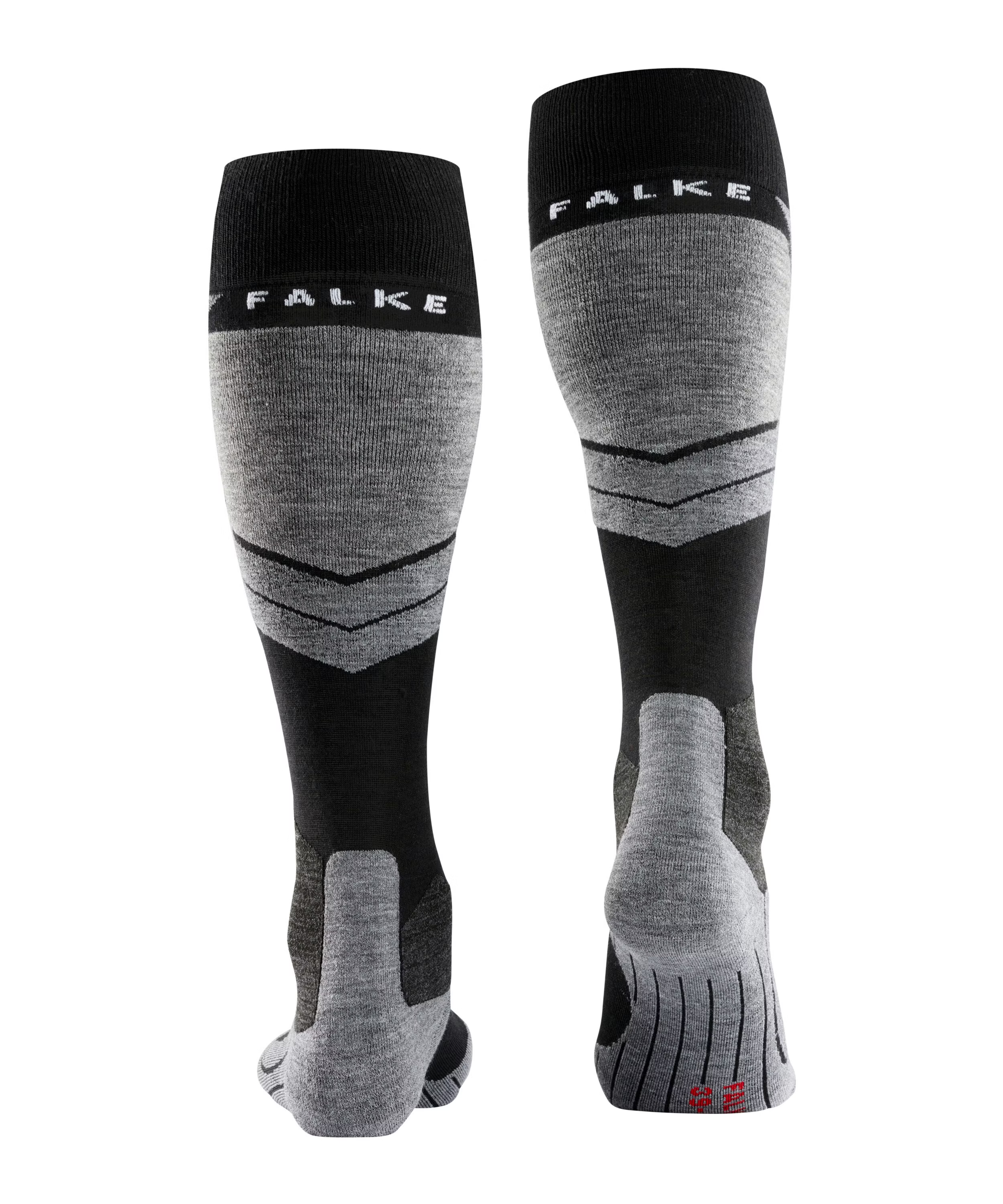 Zwei FALKE-Sportsocken in Schwarz und Grau. Schwarzes Bündchen mit weißem Logo, grauer Schaft mit V-Mustern, dunkelgraue Verstärkungen an Ferse und Zehen. Rechts vertikale Rillen und rote Markierung, wohl Ski-/Funktionssocken.