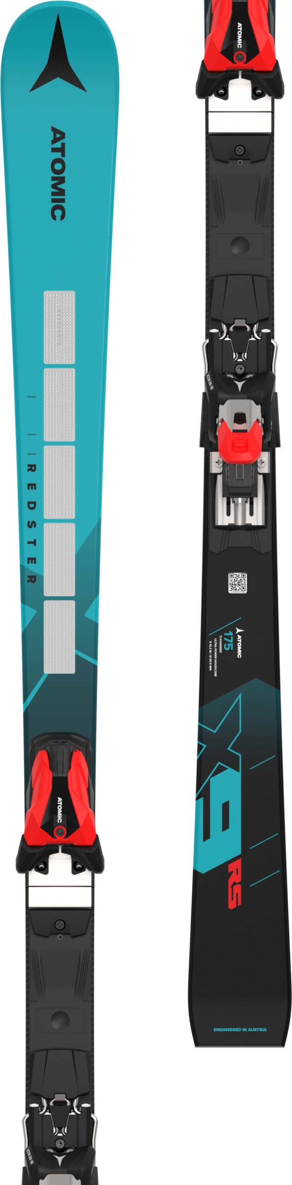 Ein Paar Ski, einer blau mit weißem Muster und roter Bindung, der andere schwarz mit roten und blauen Akzenten und grauer Bindung.