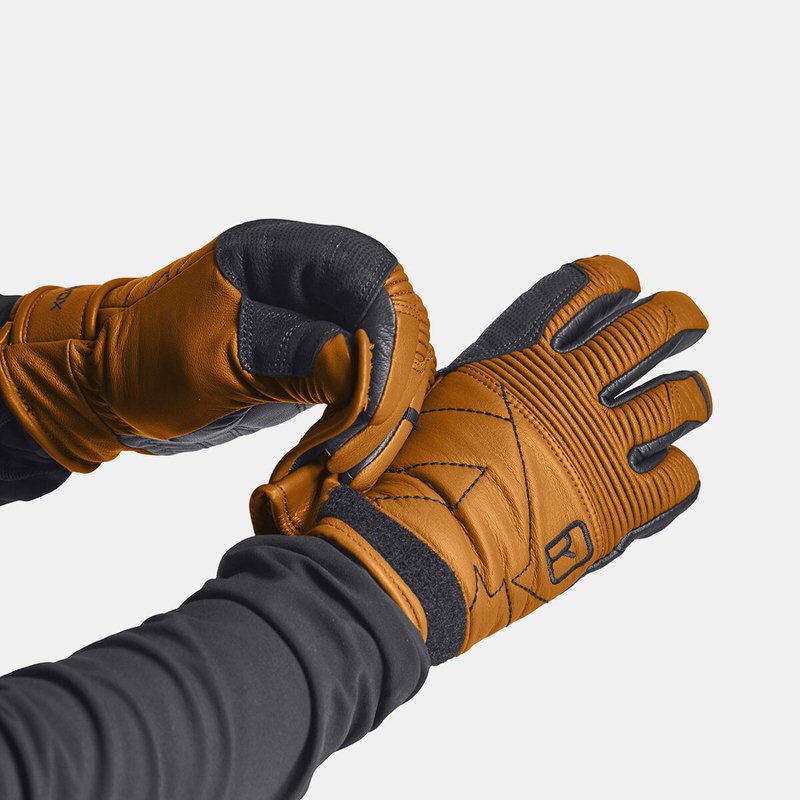 Nahaufnahme von braunen Lederhandschuhen mit dunklen Details an zwei Händen.