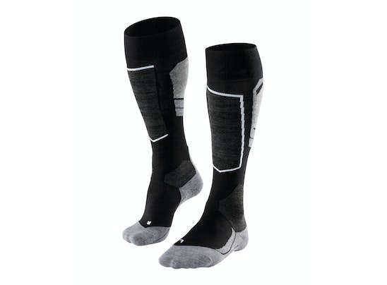 Zwei Falke SK4 Advanced Herren Skiing Kniestrümpfe in Schwarz und Grau mit Polsterung vor weißem Hintergrund.
