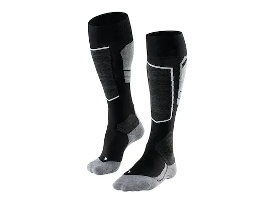 Zwei Falke SK4 Advanced Herren Skiing Kniestrümpfe in Schwarz und Grau mit Polsterung vor weißem Hintergrund.