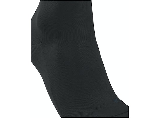 FALKE SK7 Race Skisocke Detailaufnahme einer schwarzen FALKE SK7 Race Skisocke mit Rippmuster am Bein.