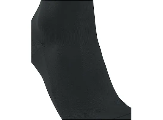 Detailaufnahme einer schwarzen FALKE SK7 Race Skisocke mit Rippmuster am Bein.