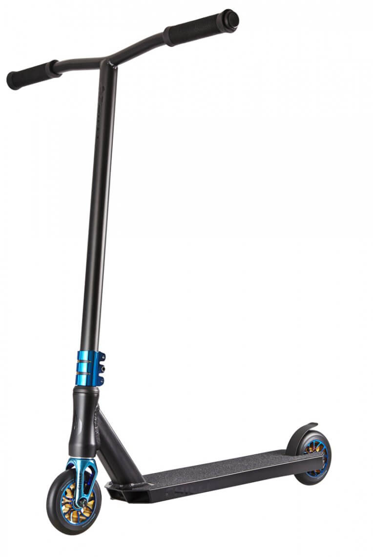 Schwarzer Chilli Pro Scooter Reaper Ocean, seitliche Ansicht, blaue Akzente an Rädern und Klemme.