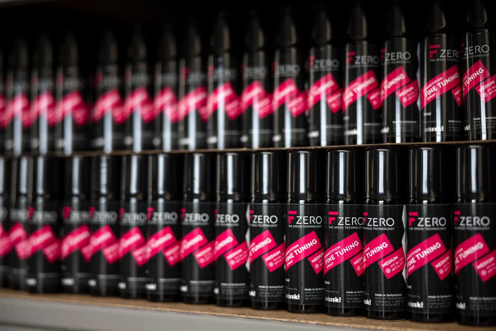 Regale voller schwarzer Spraydosen mit roter Aufschrift "F Zero". Die Dosen tragen den Schriftzug "Fine Tuning" und "Medium".
