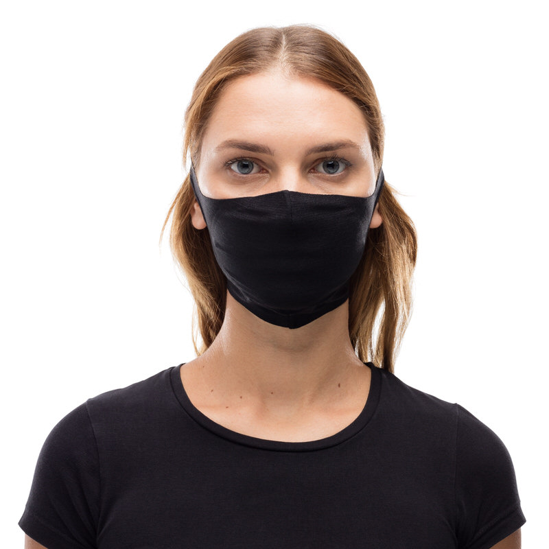 Porträt einer Frau mit schwarzer Buff Filter Maske, die Mund und Nase bedeckt.