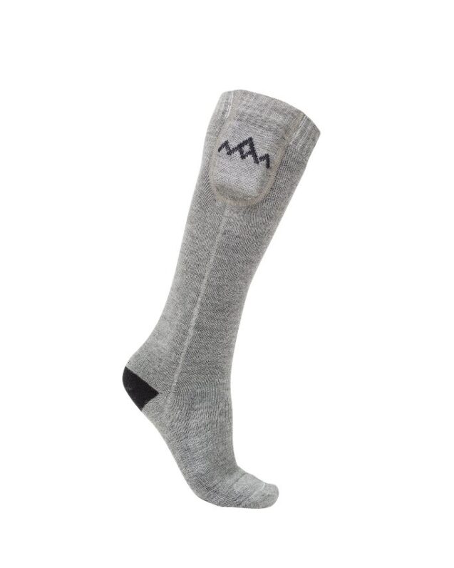 Heizsocke mit Bergmotiv Eine graue, knielange Heizsocke. Sie hat eine Tasche am Schaft mit einem Muster, das wie stilisierte Berge aussieht.
