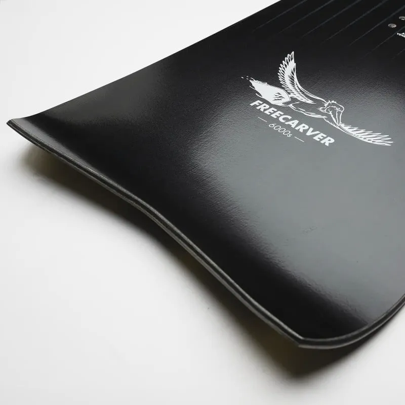 Detailaufnahme der Spitze eines schwarzen Jones Freecarver Snowboards mit weißem Vogel-Logo.