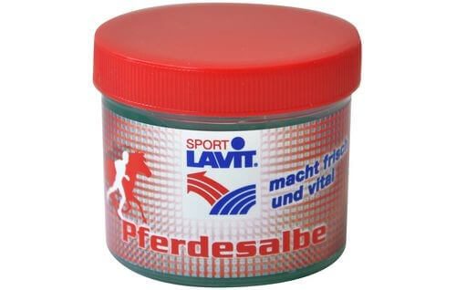 Pferdesalbe von SPORT LAVIT Eine Dose Pferdesalbe von SPORT LAVIT mit rotem Deckel und dem Logo auf dem Etikett.