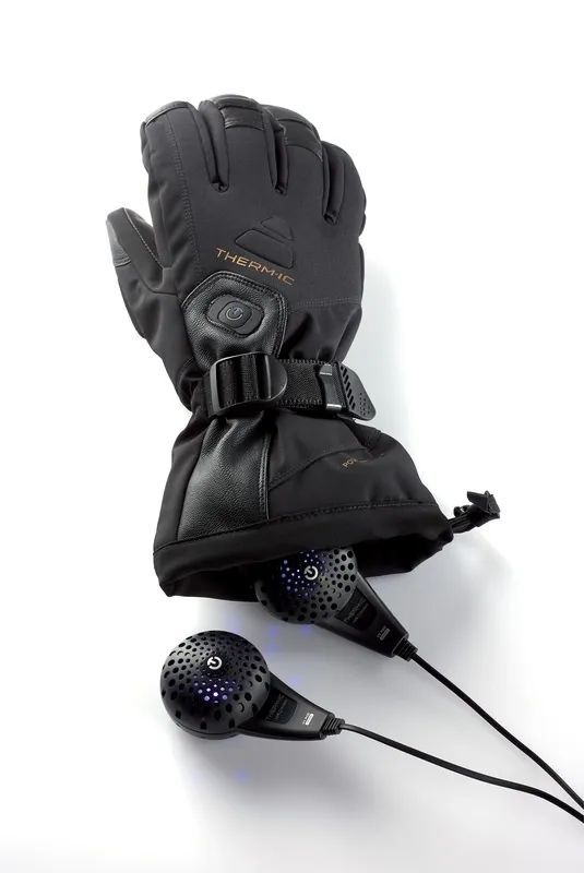 Ein Therm-ic Handschuh, darin ein Dryflow Mini, ein Schuh- und Handschuhtrockner mit UV-Pod Technologie.