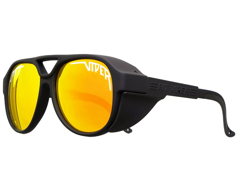 Schwarze Pit Viper Sonnenbrille mit polarisierten, orangefarbenen Gläsern und seitlichen Abdeckungen.