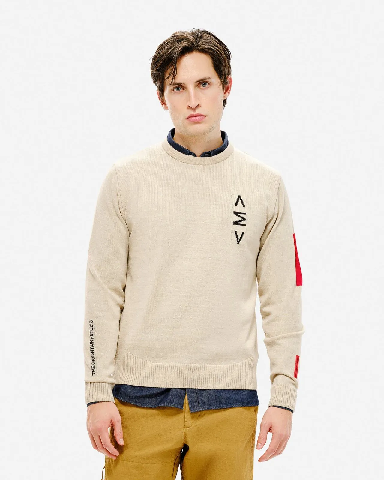 L'uomo indossa il maglione da sci K-3 ST di colore chiaro con collo rotondo, logo e dettaglio rosso sulla manica.