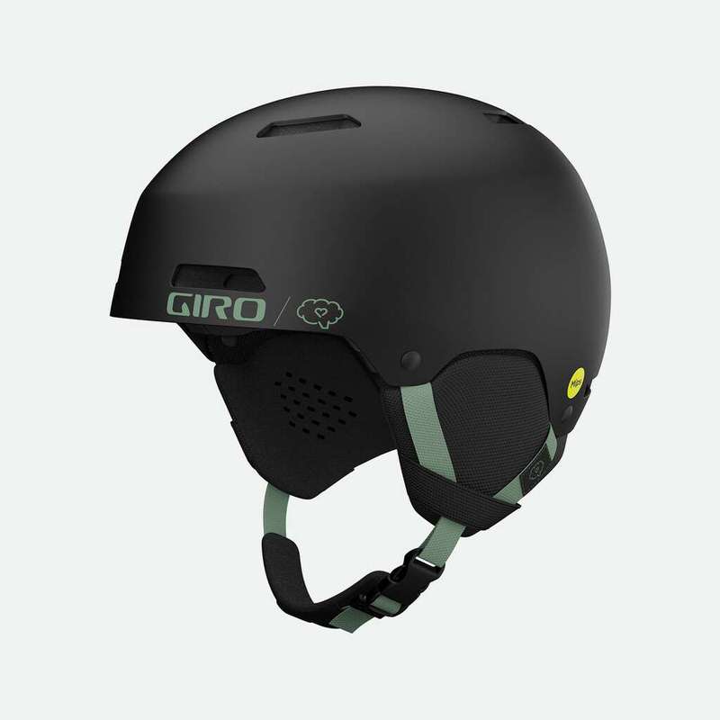 Schwarzer Giro Ledge FS Mips Helm, seitliche Ansicht. Details: Ohrpolster, Kinnriemen und Belüftungsschlitze.