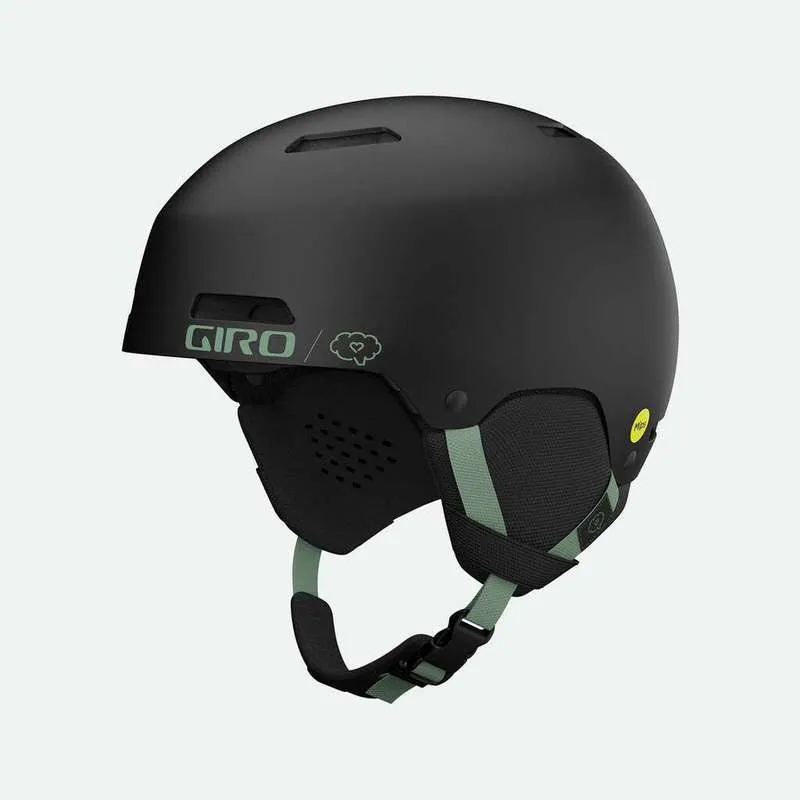 Schwarzer Giro Ledge FS Mips Helm, seitliche Ansicht. Details: Ohrpolster, Kinnriemen und Belüftungsschlitze.