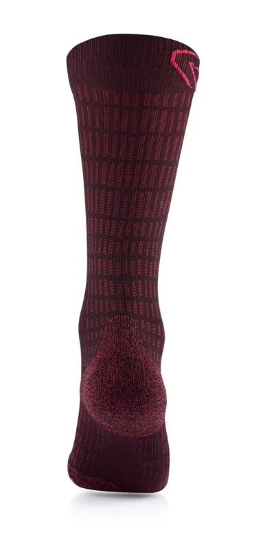 Un calzino lungo rosso bordeaux con accenti rettangolari rosso scuro e un logo rosa è mostrato in verticale.