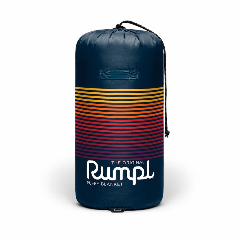 Verpackte Rumpl Original Puffy Blanket Deepwater Rays 2P mit horizontalen farbigen Streifen und Kordelzug.