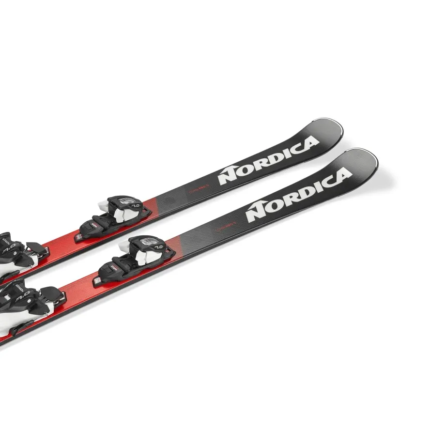 Zwei Nordica Ski, rot-schwarz mit Bindungen, liegen diagonal auf einem weißen Untergrund. Nordica-Logo ist gut sichtbar.
