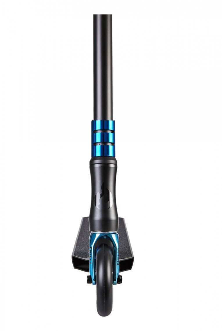 Nahaufnahme des Chilli Pro Scooter Reaper Ocean, Fokus auf Lenker, Gabel und Vorderrad in Schwarz und Blau.