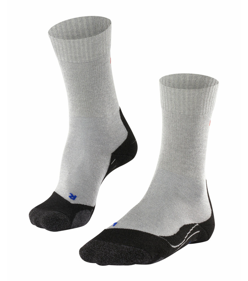 Deux chaussettes de trekking grises TK2 Cool pour femmes, une debout, une couchée, avec embout et talon noirs.