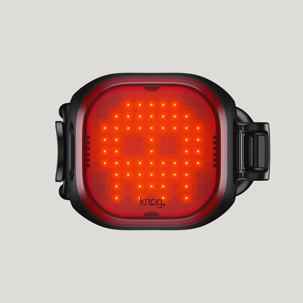 Nahaufnahme eines schwarzen Knog Blinder Mini Skull Rücklichts mit roten LEDs.