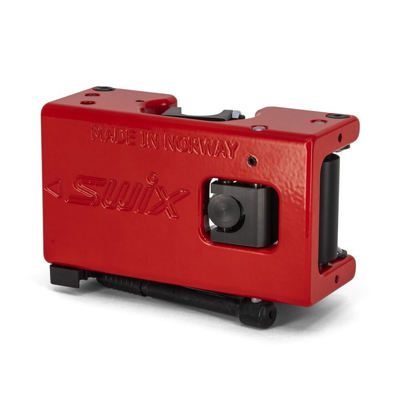 Rotes Swix Werkzeug Rotes Swix Struktur-Werkzeug mit schwarzer Rolle und Griff. "Made in Norway" Schriftzug.