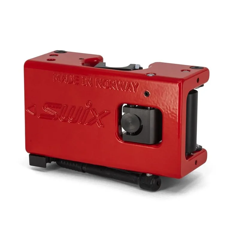 Rotes Swix Struktur-Werkzeug mit schwarzer Rolle und Griff. "Made in Norway" Schriftzug.
