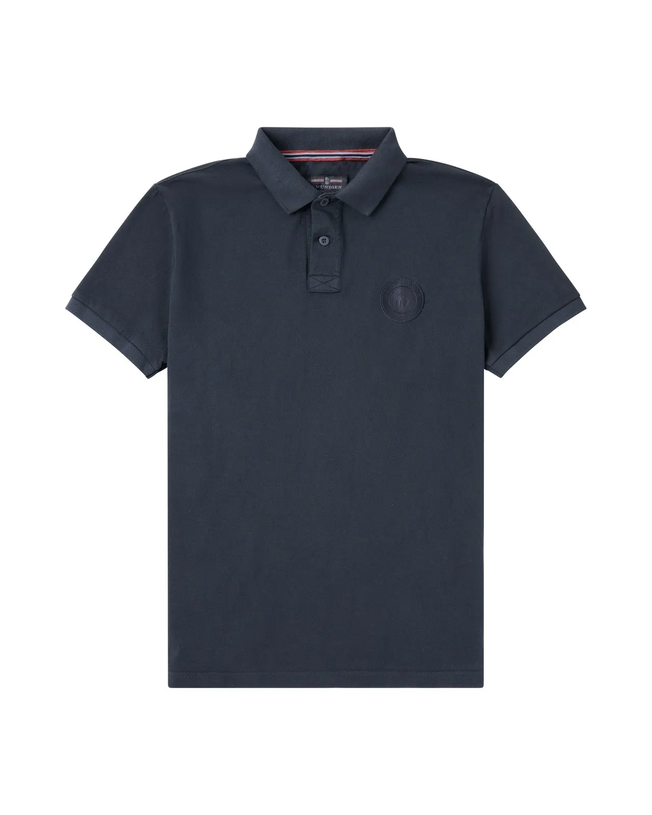 Dunkelblaues Poloshirt mit Kragen, kurzen Ärmeln, Knopfleiste und Ton-in-Ton-Logo auf der Brust.