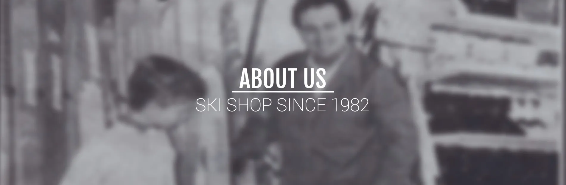 Verschwommenes Schwarz-Weiß-Foto von Personen, überlagert mit dem Text "About Us" und "Ski Shop since 1982".