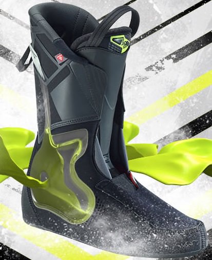 Schwarzer Innenschuh eines Skistiefels, Liquid Fit Anpassung sichtbar. Grüne Akzente.