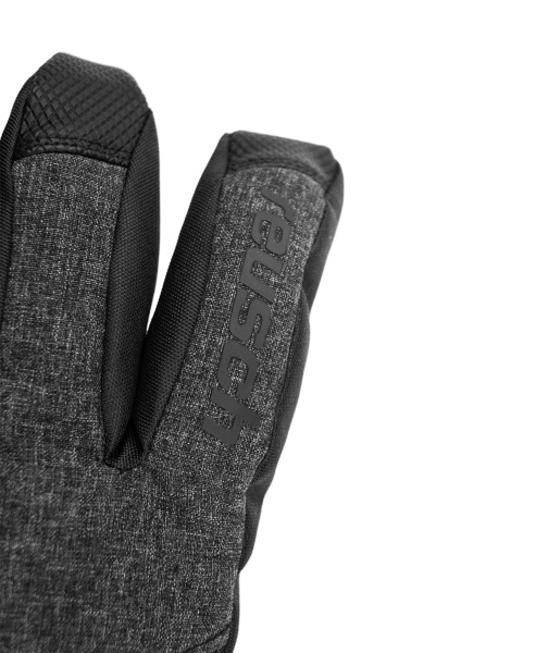 Nahaufnahme eines grauen Reusch-Handschuhs mit schwarzem Logo und Texturdetails.