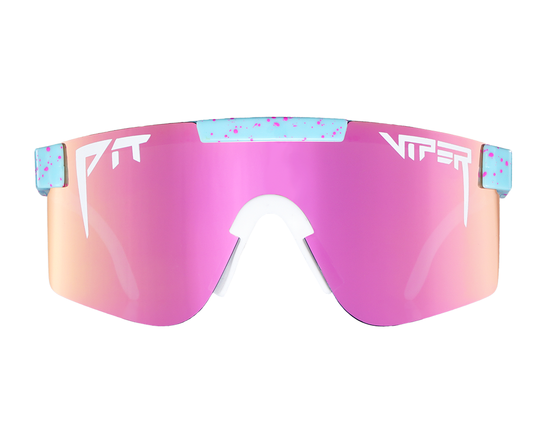 Lunettes de soleil polarisées "The Gobby" avec des verres roses et une monture bleu clair avec des éclaboussures de peinture.