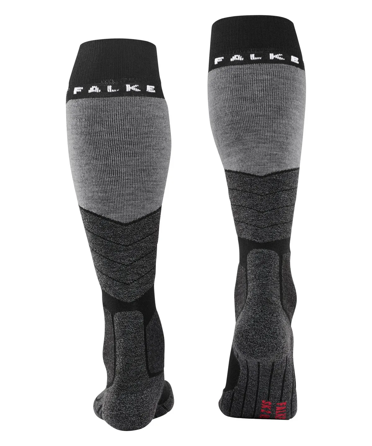 Zwei graue/schwarze Sportsocken stehen vor weißem Hintergrund, zeigen Vorder- und Rückseite. Gerippte hellgraue Wadenpartie, schwarzer Bund mit weißem FALKE-Logo, dunkle Polsterzonen an Ferse, Knöchel und Fuß; Sohle mit roten Markierungen.