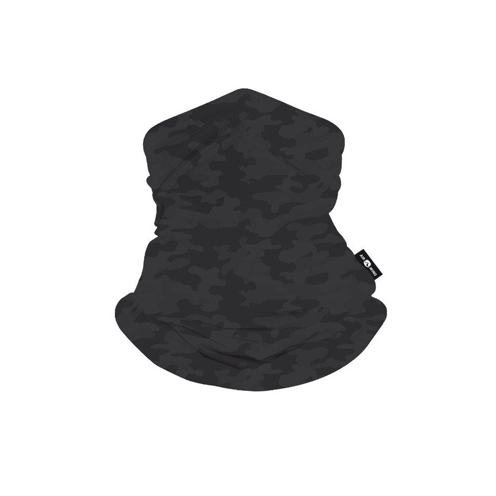 Une écharpe de masque grise en forme de tube avec un motif de camouflage se trouve sur un fond blanc.