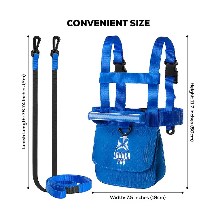 Blue children's ski harness with 2 detachable black leashes. Adjustable shoulder and chest straps, small front pocket with reflective strips, black buckles. Leashes: 2 m each with carabiners. Dimensions: 30 x 19 cm.
