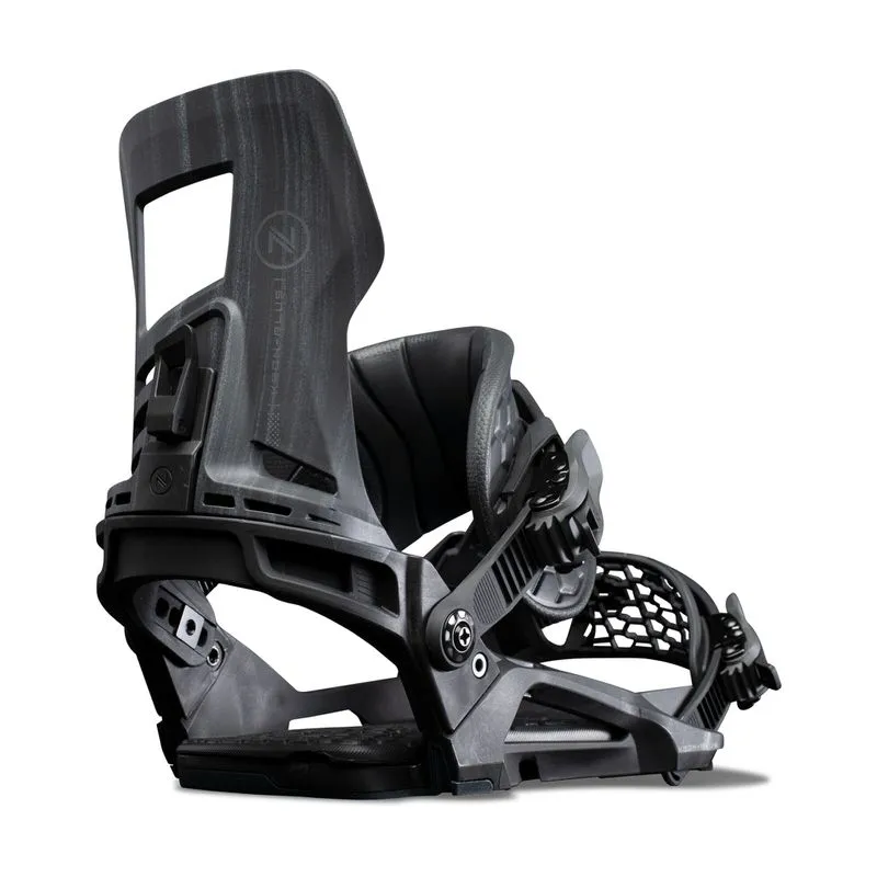 Schwarze Nidecker Kaon Plus Snowboardbindung, seitliche Ansicht, mit ExoKush Ankle Strap und Hadron-Hiback, auf weißem Hintergrund.