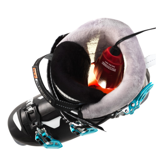 Skischuh mit Micro Dry Trockner, der im Schuhinneren leuchtet.