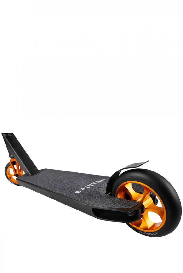 Nahaufnahme des Chilli Pro Scooter Reaper Reloaded mit goldfarbenen Rädern und schwarzem Deck.