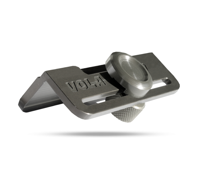 Metallener Vola Racingkantenwinkel mit Drehknopf und Flügelschraube vor neutralem Hintergrund.