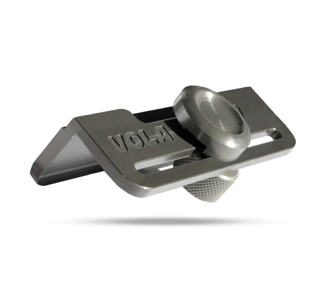 Metallener Vola Racingkantenwinkel mit Drehknopf und Flügelschraube vor neutralem Hintergrund.